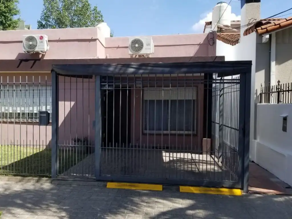 Casa en PH al frente, reciclada a nuevo, a 5 cuadras estación a Castelar.