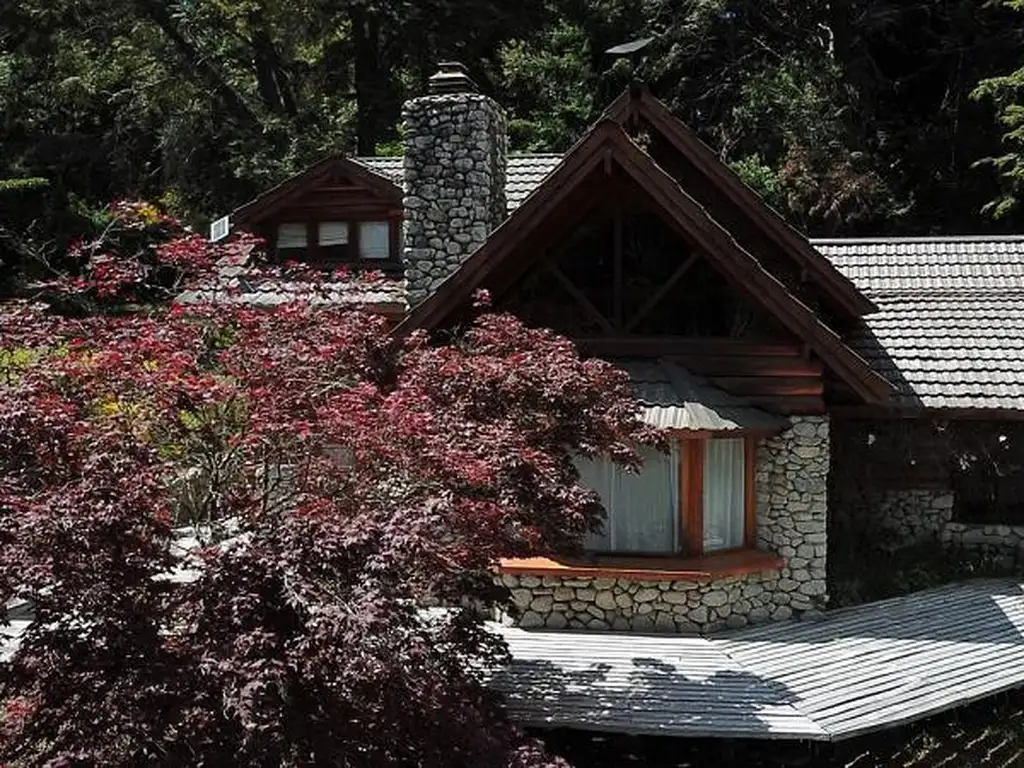 Casa de estilo rodeada de un entorno natural, a pocos minutos del centro y las Bahias.