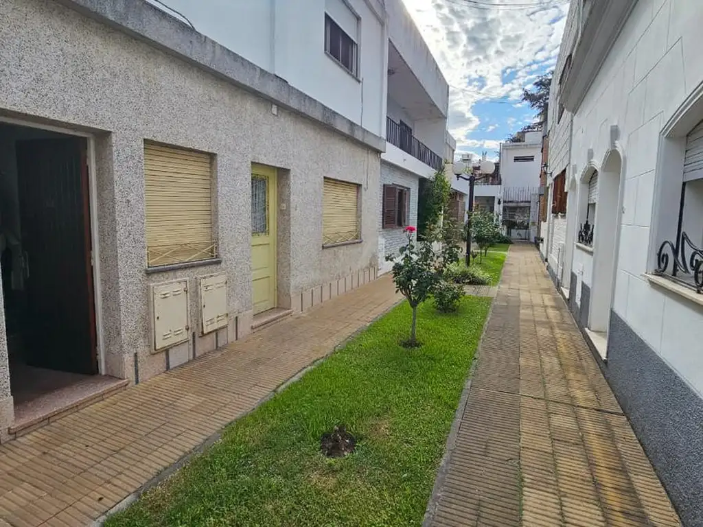 Casa de pasillo en venta  Excelente ubicación, Dorrego al 200, a metros de Oroño y el Rio