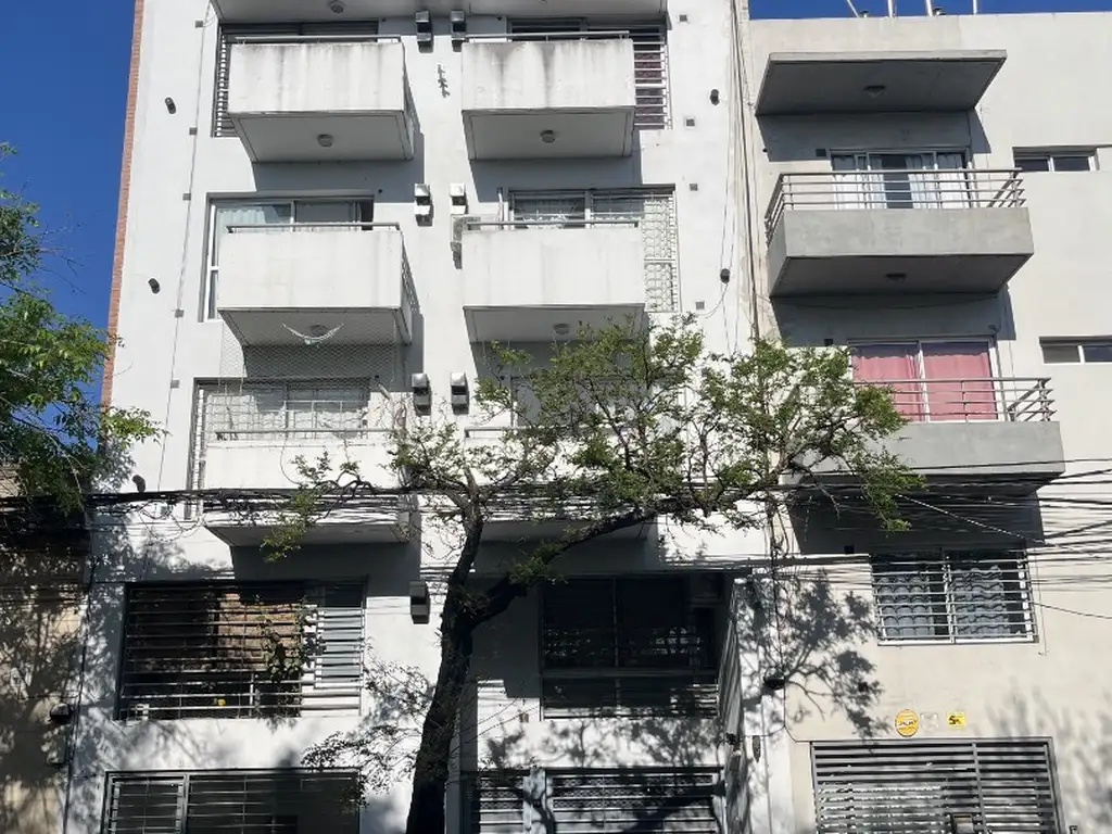 COCHERA AMPLIA TECHADA EN EDIFICIO CON PORTON AUTOMATICO