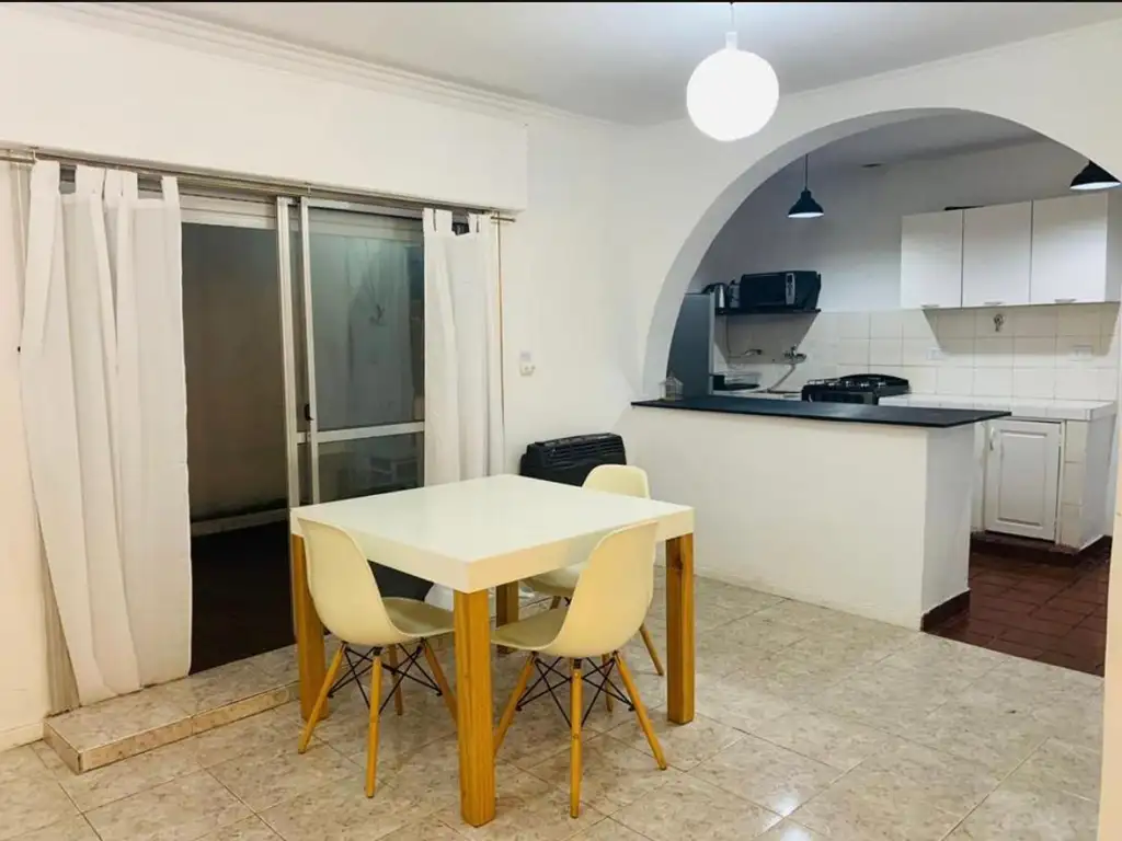 CASA EN VENTA EN GERLI 4 AMBIENTES CON JARDIN