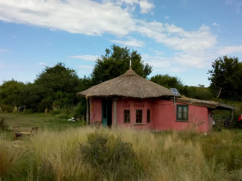 CAMPO CON CASA, MOLINO Y TANQUE AUSTRALIANO EN OJO DE AGUA.