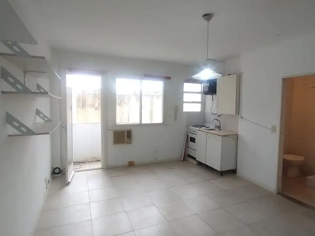 Venta Departamento monoambiente Olivos con balcón