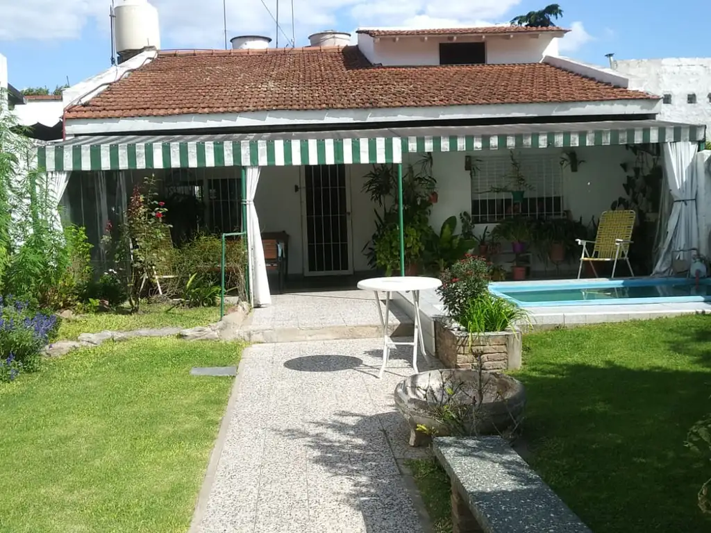 Excelente chalet de 5 dormitorios. Importante lote. Cerca Avda. Maipú. - Foto 0