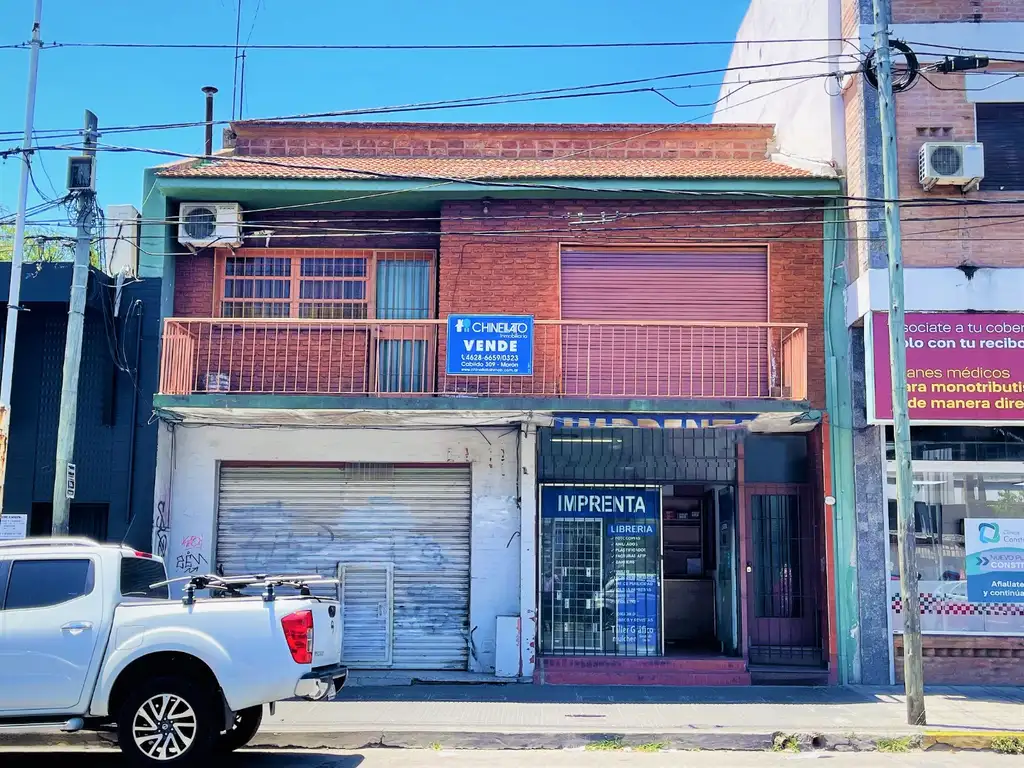 INMUEBLE SOBRE AVENIDA CON 2 LOCALES Y DEPTO DE 5 AMBIENTES CON PATIO INTERNO Y FONDO