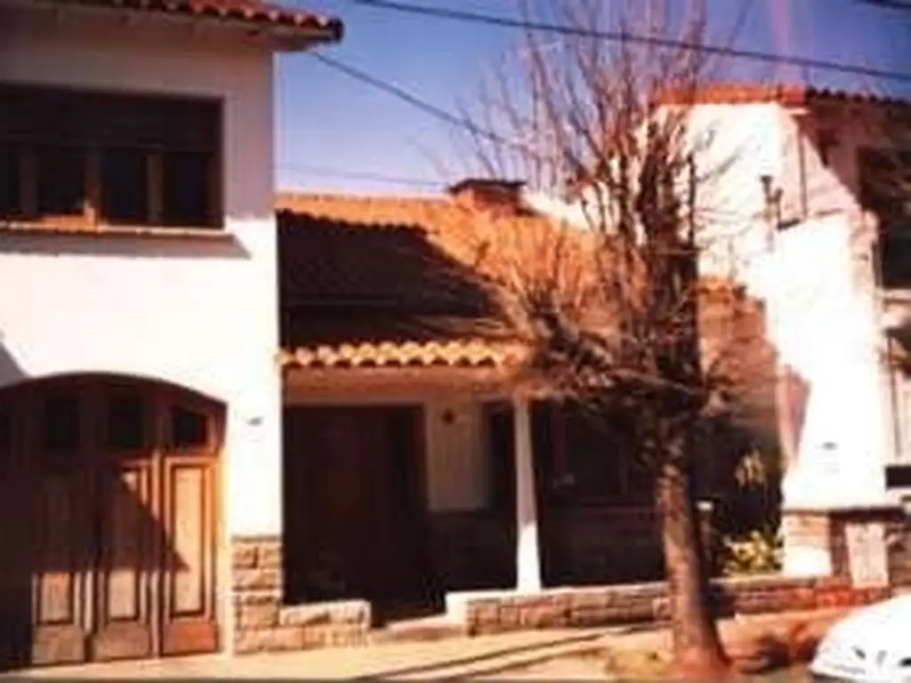 CHALET  EN  2 PLANTAS,4 AMB., S/LOTE 10 X 35, MUY BUENA UBICACION , ZONA RESIDENCIAL