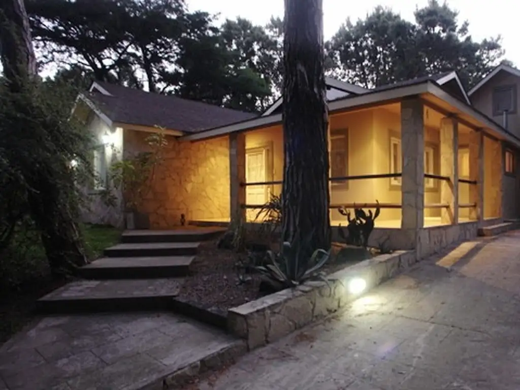 Casa en Carilo, excelente ubicaciòn y lindisimo entorno de bosque