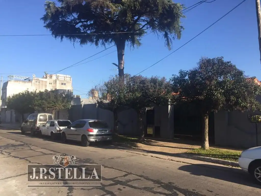 Casa  5 AMB C/ Pileta y quincho - Lote 1026 m² - 250 m² Cubiertos - San Justo