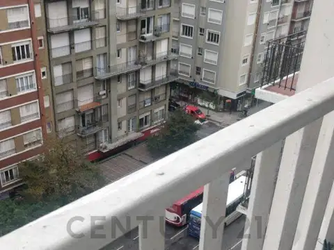 Departamento de 3 ambientes a la calle con balcón zona PlazaCentury21 Recanatti ofrece a la vent...