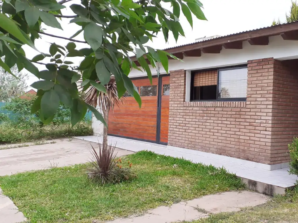 CASA VENTA UN DORMITORIO JARDIN PISCINA BARRIO TS3 ROLDAN