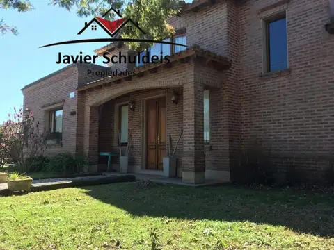 Excelente casa en calle 152 e/ 37 y 39, de 4 dormitorios 