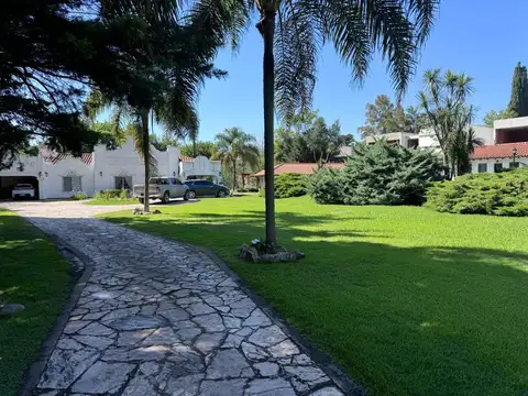 Venta Casa, inmejorable lote  4.300 mt. Parque Leloir Ituzai