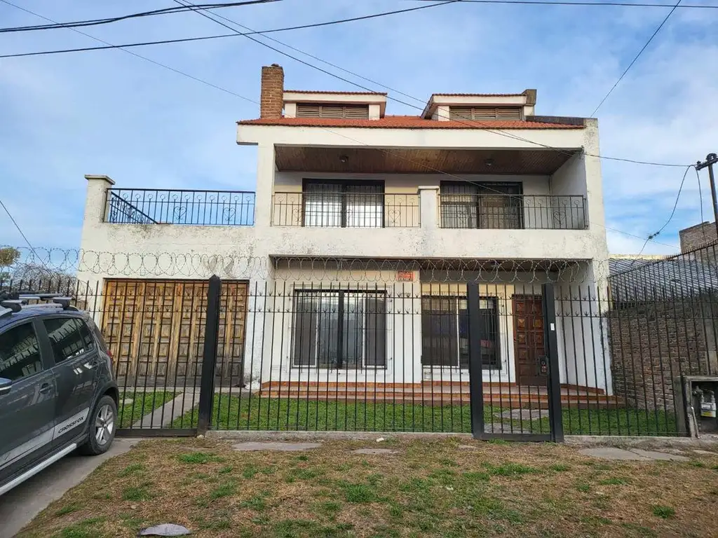 CASA 5 AMBIENTES EN VENTA EN LUIS GUILLON