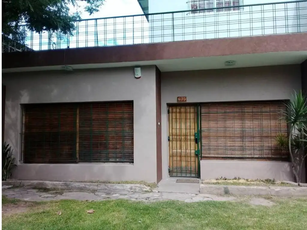 Venta. Casa de 4 ambientes con patio y garage. Quilmes.