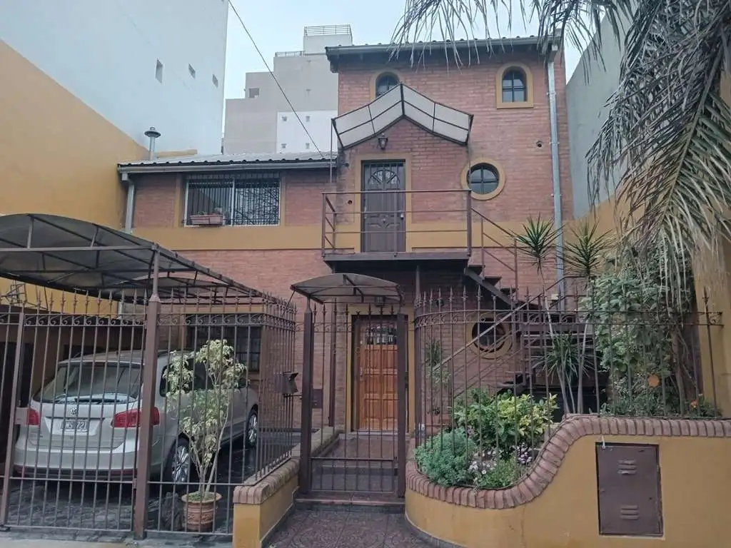 HERMOSA CASA EN 2 PLANTAS IDEAL 2 FAMILIAS ( 2 UNIDADES EN BLOCK ) IMPECABLE ESTADO