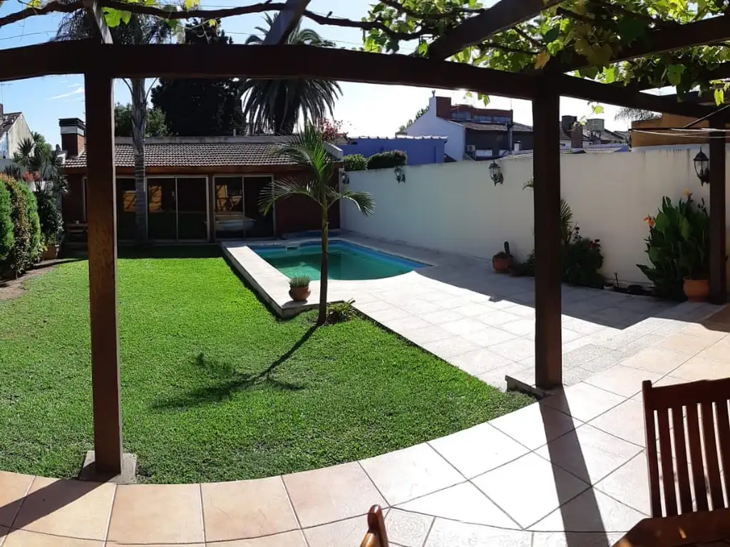 Venta Excelente casa 4 ambientes con jardín, pileta y quincho en Villa Adelina