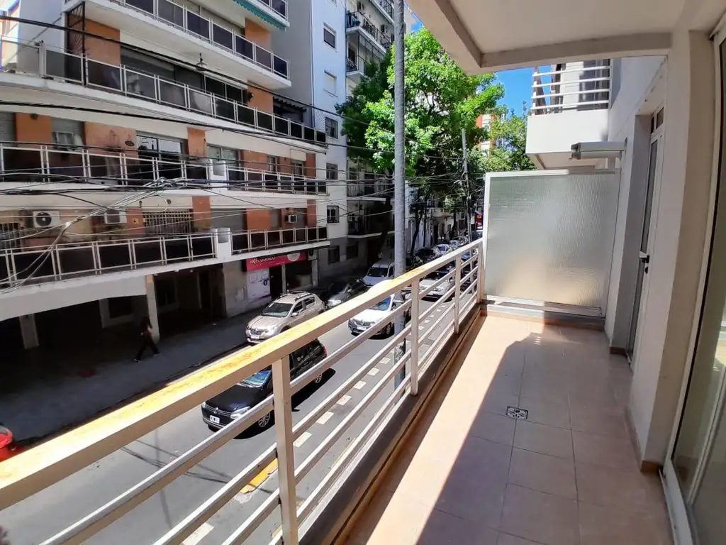 Venta 3 amb al frente c/balcón, patio, cochera y baulera y 2 hab en suite - Flores