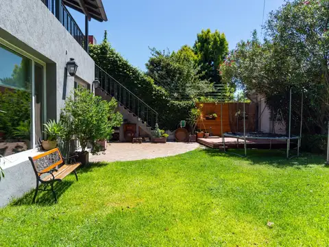 Venta de Casa 8 Ambientes en Hurlingham con piscina y quincho