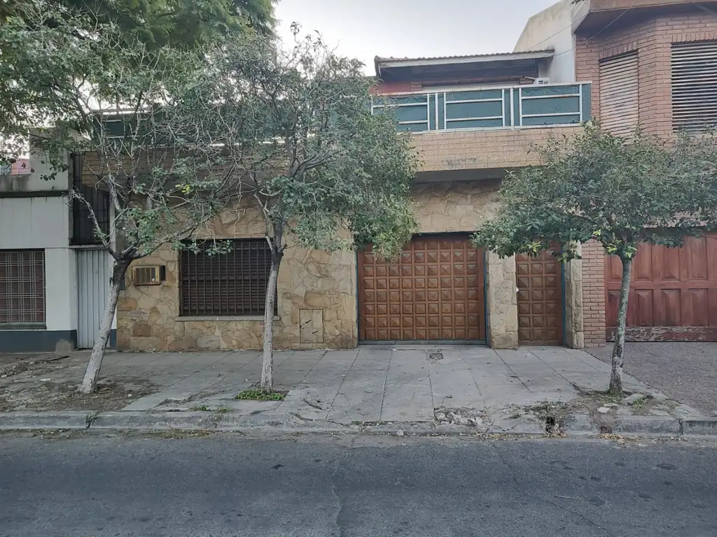 CASA DE 3 AMB. MAS DEPTO. DE 2 AMB S/LOTE 8.66 X 24.12 CON PILETA Y GARAGE. NUEVO VALOR