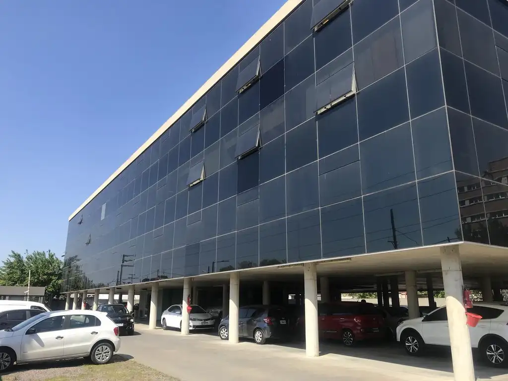 Lencke Vende - Excelente oficina c/4 cocheras, se recibe bien en parte de pago