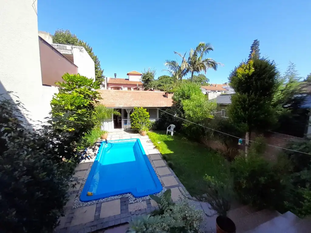 Chalet 7 amb en 3 plantas s/lote de 258m2. Impecable estado.