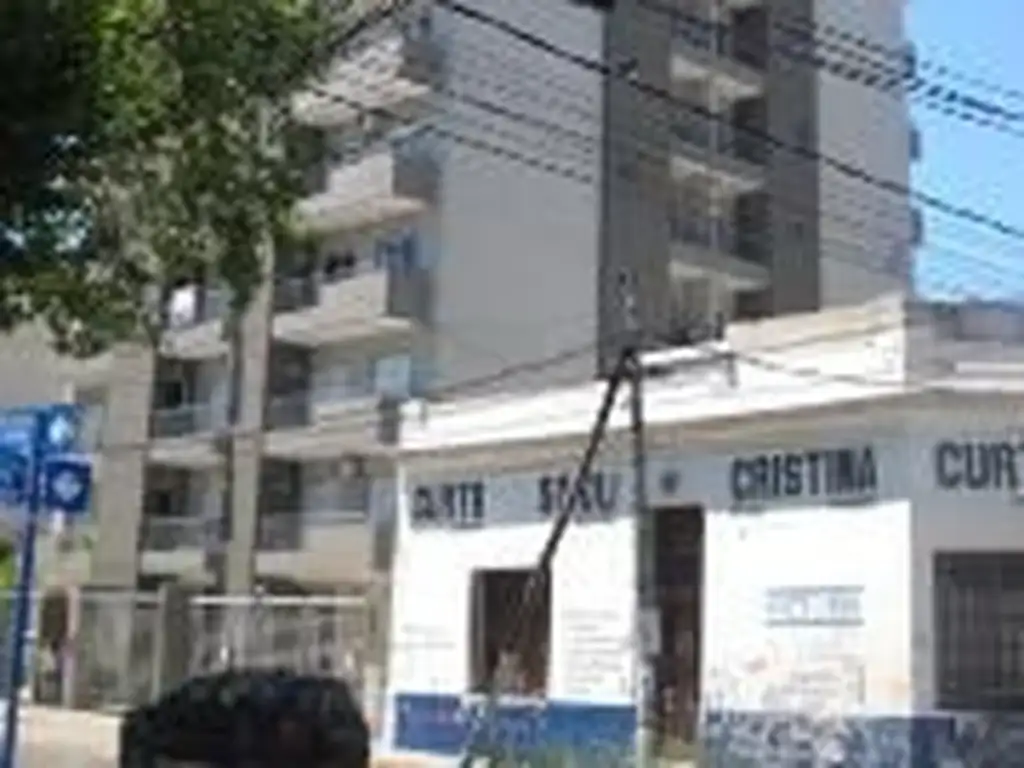 CASEROS: en venta, excel edificio, 5 años de antig vista abierta 1 amb cocina separada bcon