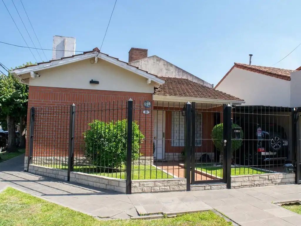 HERMOSA Casa en Venta 3 Ambientes en Martínez.