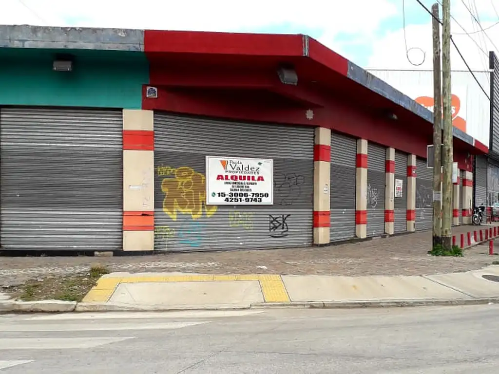 SALON DE NEGOCIO CON DEPOSITO EN ALQUILER SOBRE AVENIDA CON SALIDA A TRES CALLES BERNAL OESTE