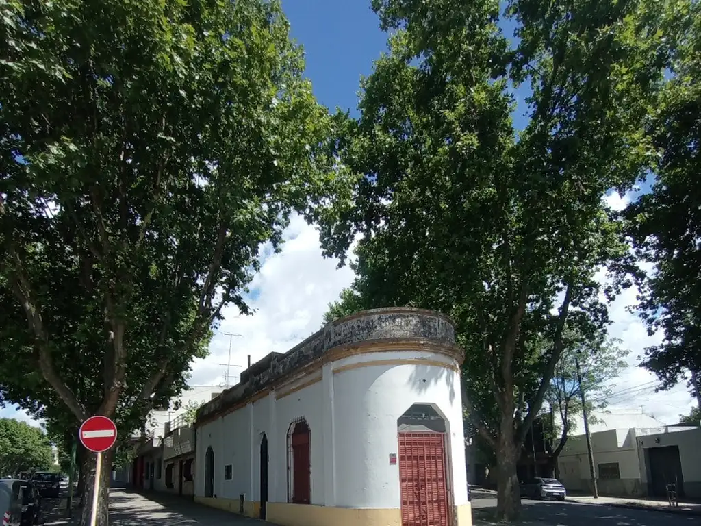 HERMOSA ESQUINA,  CASA+LOCAL, LOTE PROPIO SOBRE 3 CALLES. AV BRUIX Y AV. DIRECTORIO