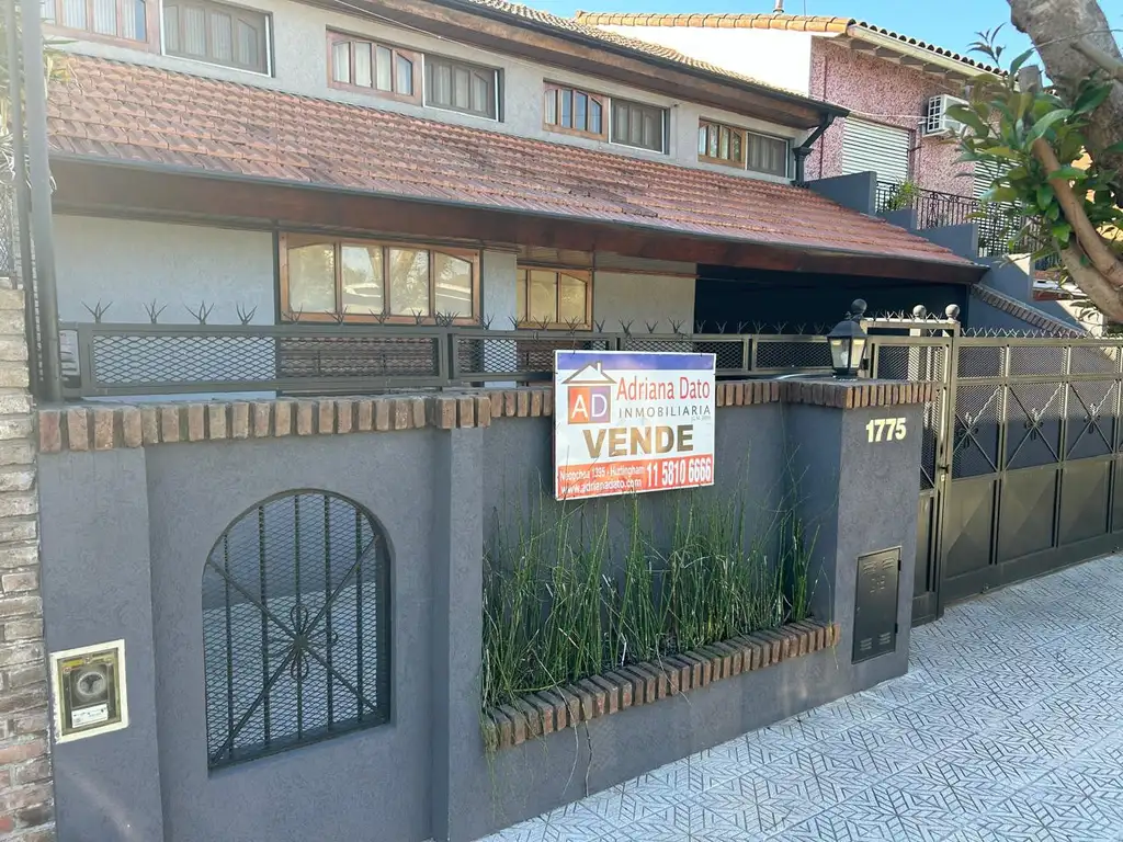 GRAN CHALET  DE CATEGORÍA CON PISCINA EN PARQUE JOHNSTON. VENTA DIRECTA