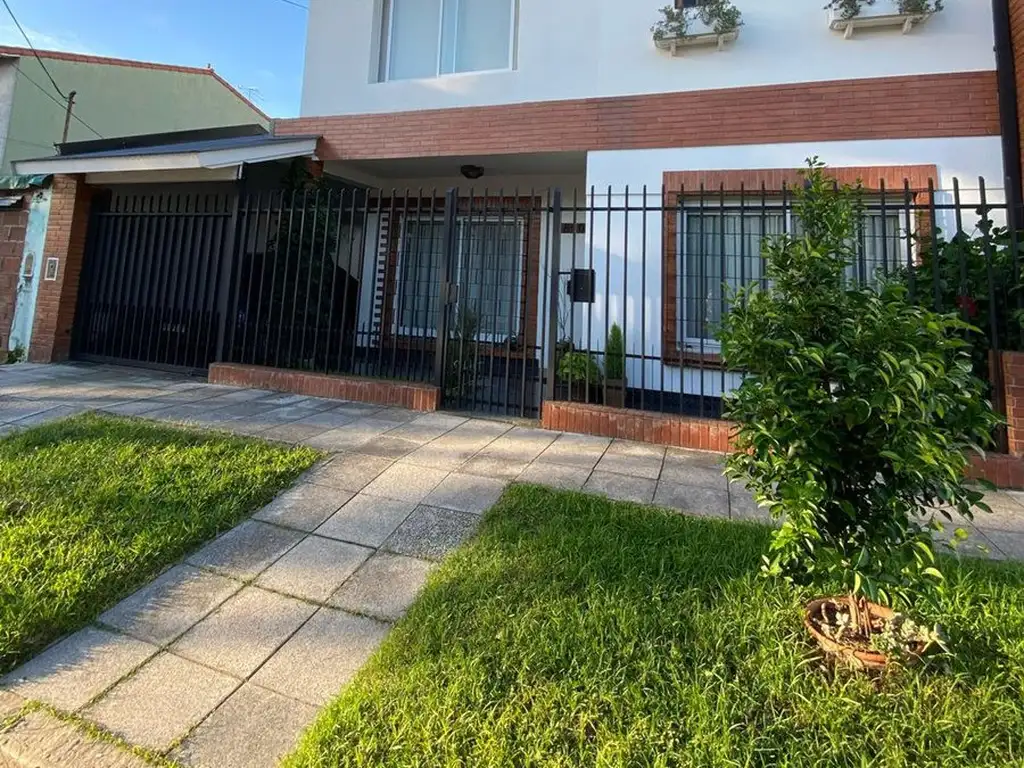 VENTA DE CASA CON COCHERA, TERRAZA Y PARRILLA.