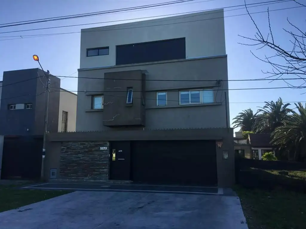 Casa en venta - 2 Dormitorios 3 Baños 2 Cocheras - 108 mts2 - Manuel B Gonnet