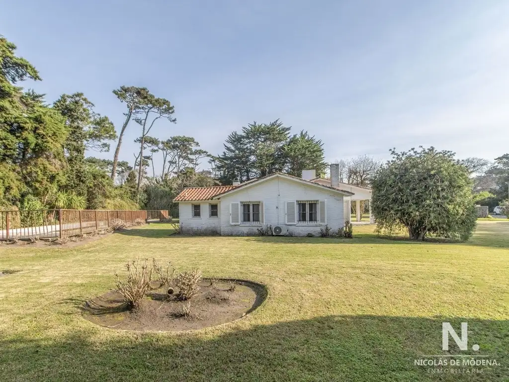 Vende casa en Brava, Punta del Este, de 5 dormitorios.