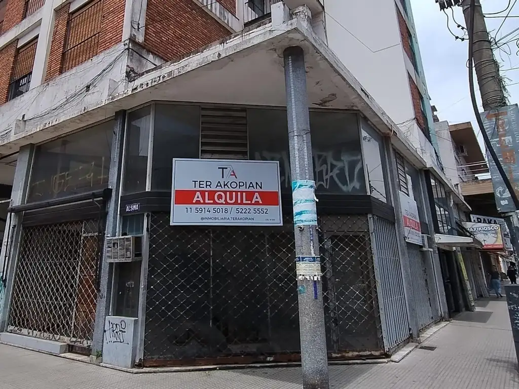 Local en esquina con frente doble altura en Ramos Mejía