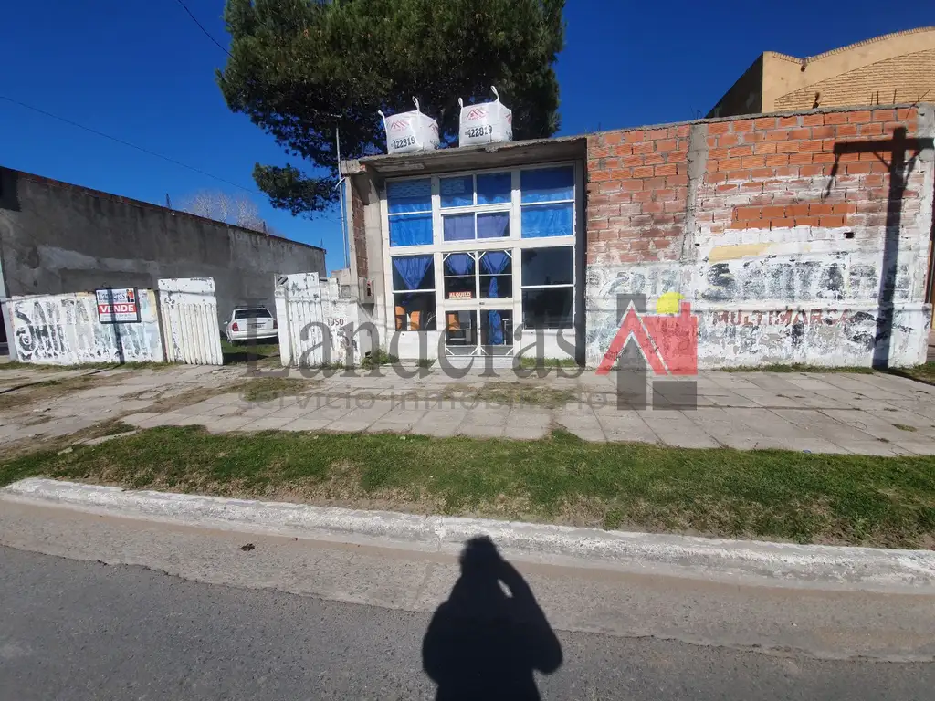 Amplios locales sobre lote de 931 m2 - Av. Del Libertador