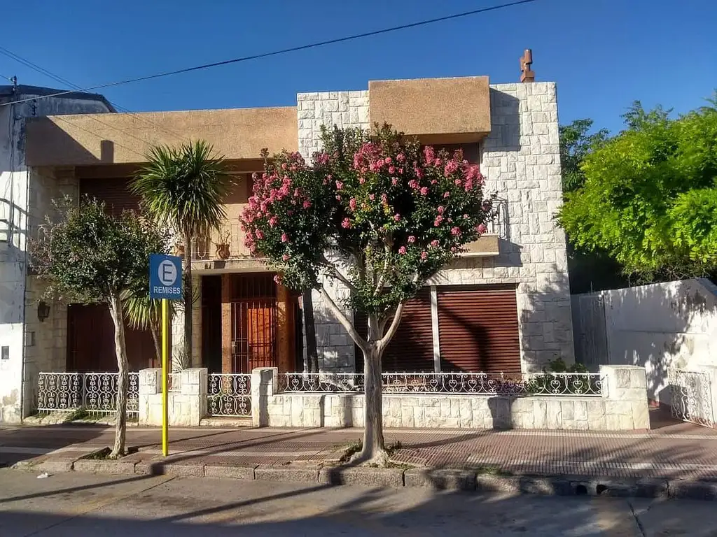 Vendo casa de dos plantas en pleno Centro, Capilla del Monte.