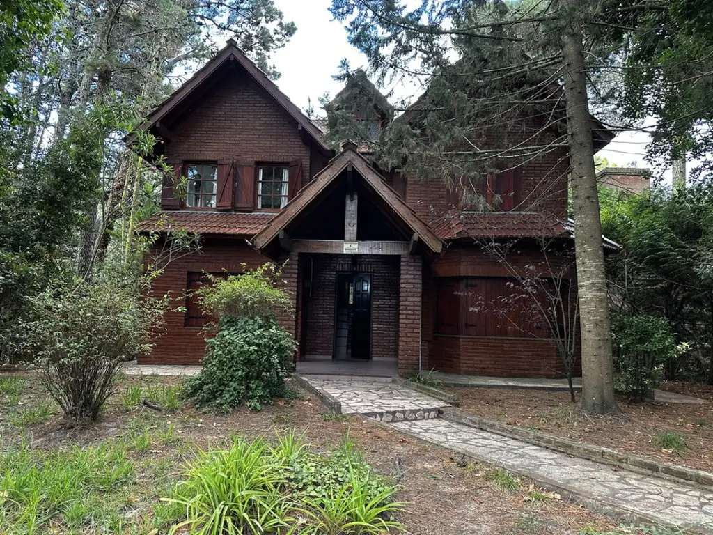 Casa en alquiler temporario de 3 dormitorios c/ cochera en Mar de las Pampas