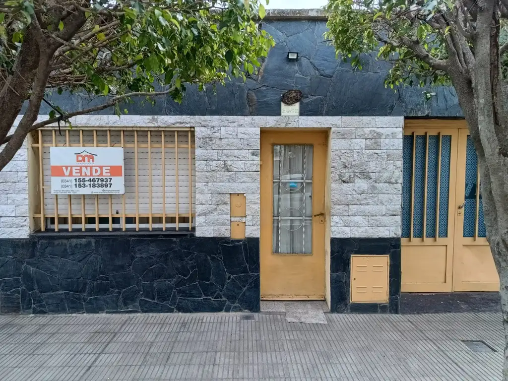 CASA AL FRENTE TRES DORMITORIOS CON COCHERA