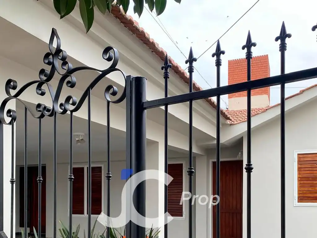 MUY BUENA CASA EN BARRIO SAN CARLOS SOBRE LA CALLE DE ACCESO. GRAN QUINCHO EN EL JARDIN DE FONDO.