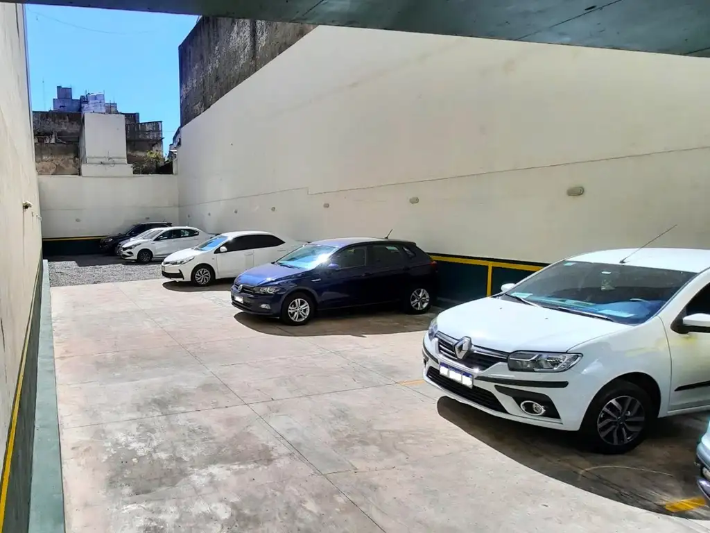 COCHERAS FIJAS descubiertas para Auto en Planta Baja. Portón automático con ctrl remoto! Muy cómodas