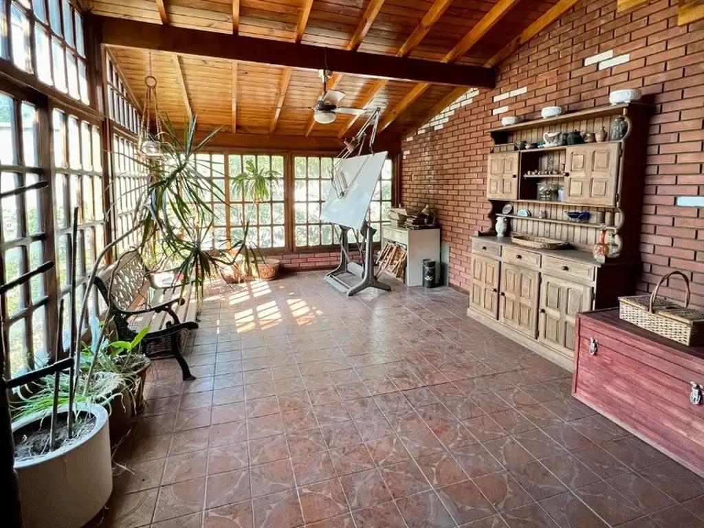 Casa en Venta Sobre Pasaje Hickens, con Garage y Taller