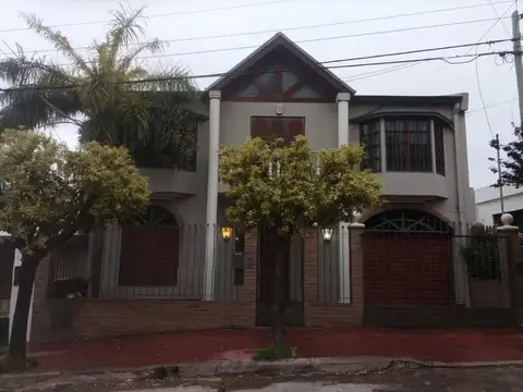 Casa en venta- apta credito- 3 dormitorios- 2 baños- cochera