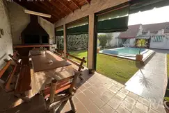Venta de casa 3 ambientes con fondo libre y piscina en Don Bosco (21581)