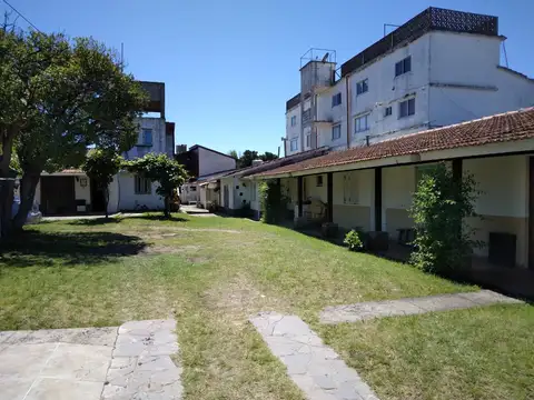 GRAN COMPLEJO DE CASAS Y DEPARTAMENTOS SOBRE Av 4 Y PASEO 105 PLENO CENTRO DE GESELL