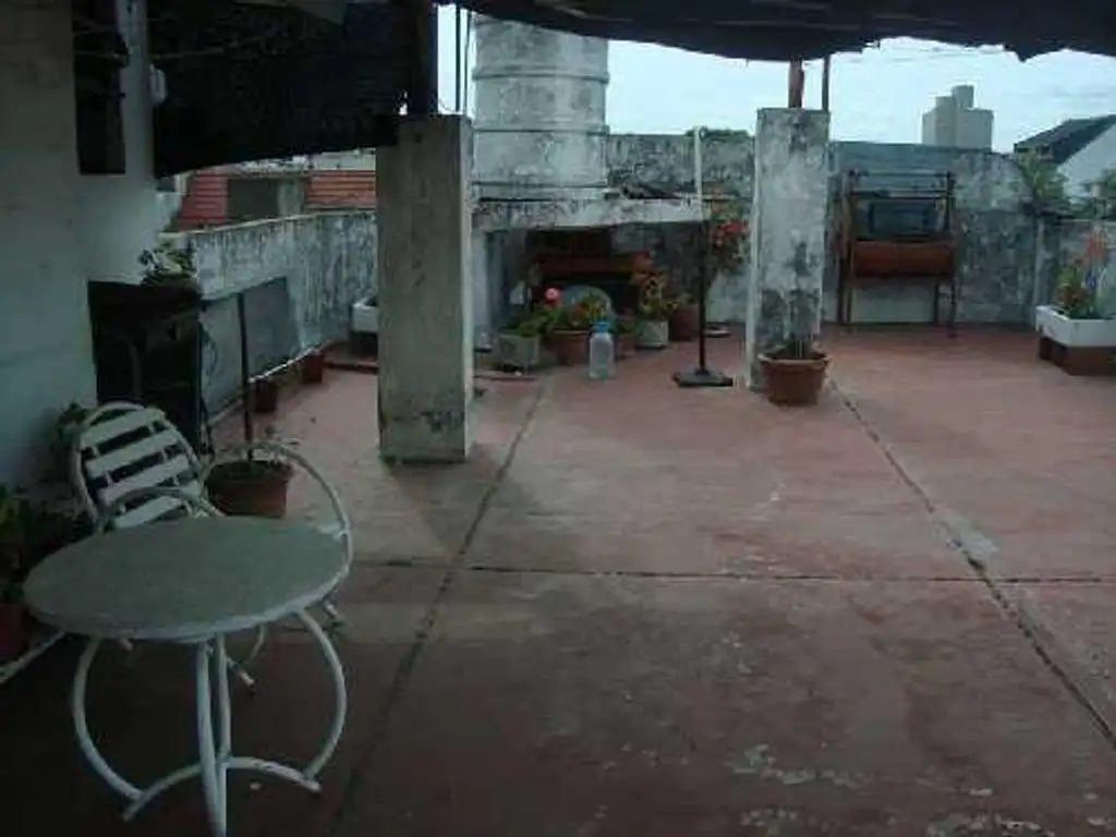 OPORTUNIDAD UNICA! PISO UNICO 4 AMB CON PATIO, QUINCHO, CUARTO  Y TERRAZA- SIN EXPENSAS! GIGANTE