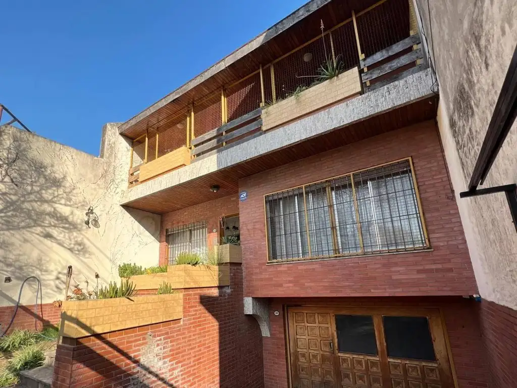 Venta de casa de 4 ambientes con dependencia en Caballito