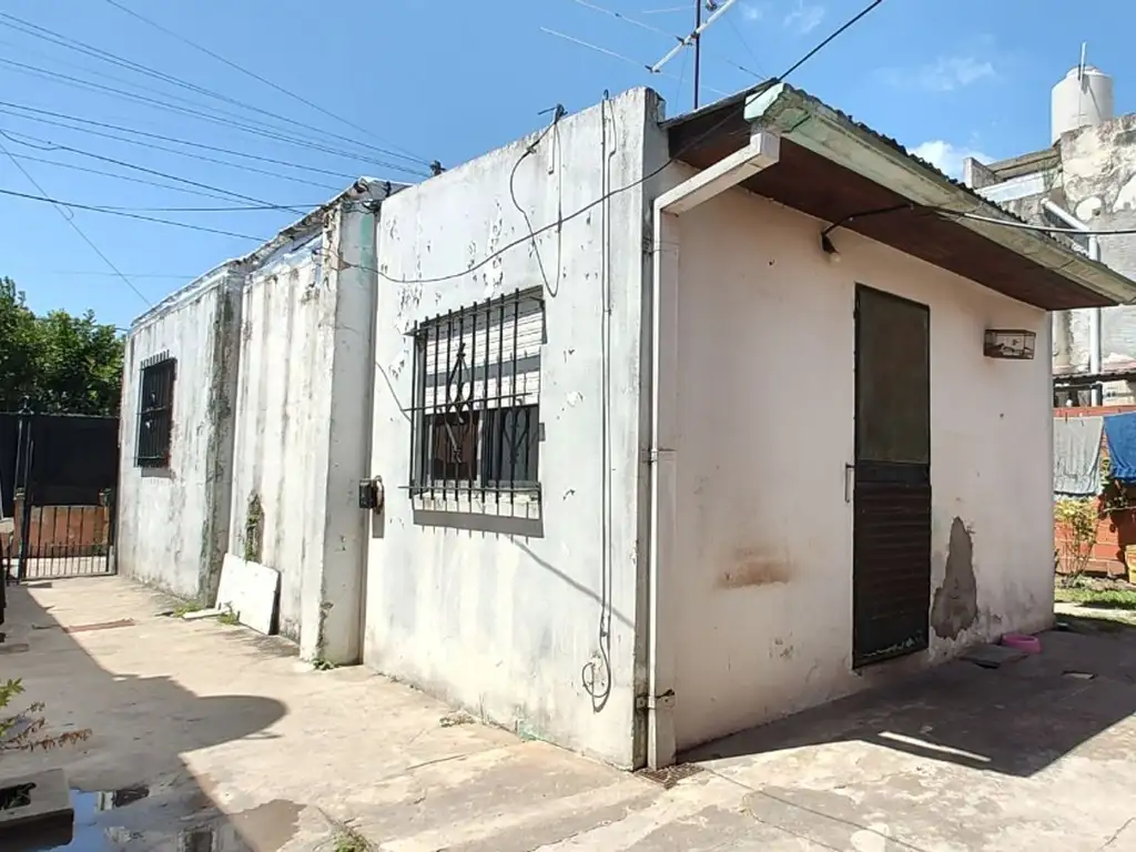 Terreno con vivienda y quincho en Bernal