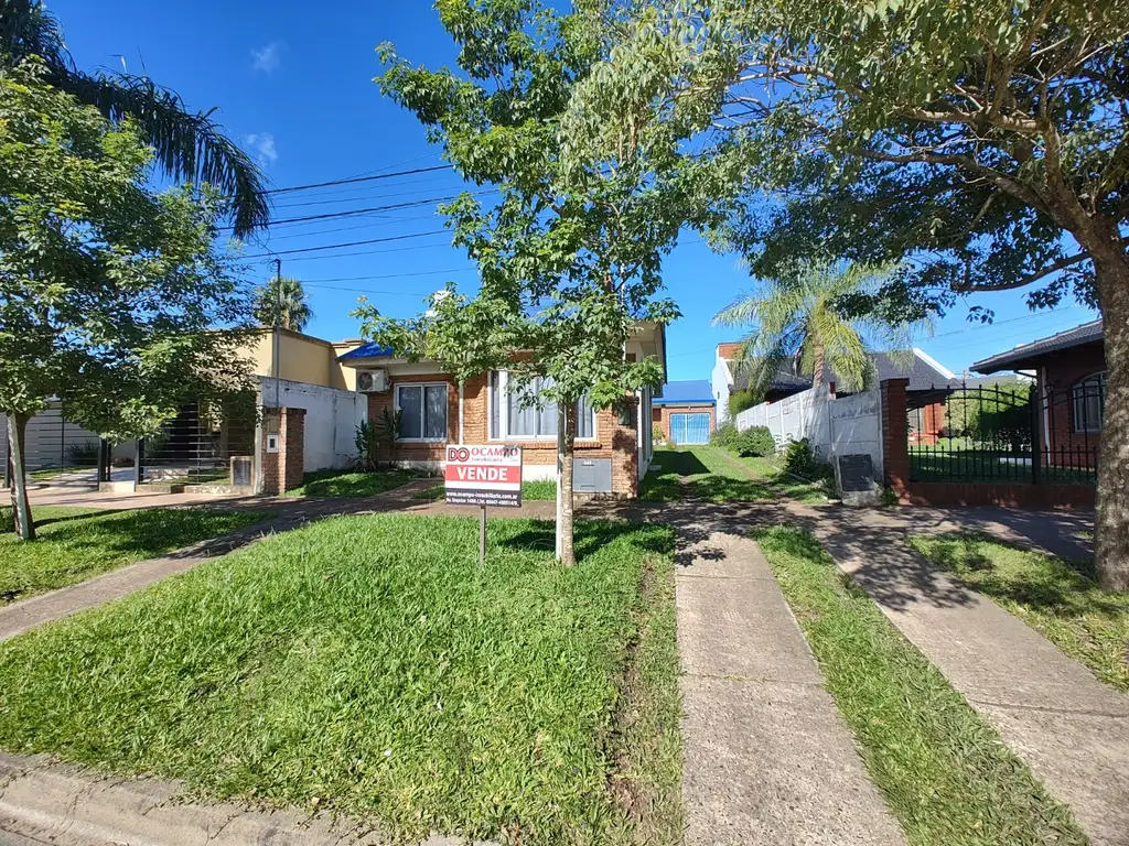 Excelente propiedad frente a plaza Moreno con 3 casas en Villa Elisa ER