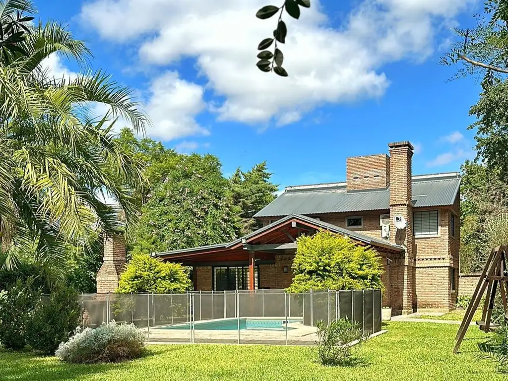 CASA CON PAISAJISMO EXCEPCIONAL Y PISCINA