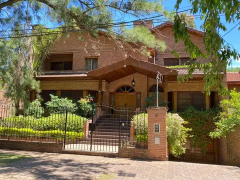IMPECABLE CASA SOBRE LOTE DE 902 M2 Y 740 M2 CUBIERTOS EN INMEJORABLE UBICACIÓN - Foto 0